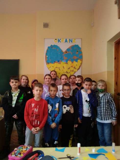 Gest solidarności z Ukrainą uczniów klasy II i III.